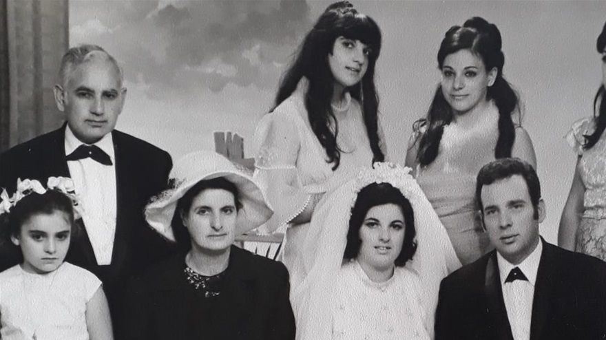 Üst sıra: Babam, Ben, Ceni (Altaras) Kayagül, Tuna (Altaras) Ergün, Aron Altaras, Alt sıra: Esti (Erdeniz) Kohen - Annem, Ablam Venezya ve Eniştem Niso, Recina Altaras - 14 haziran 1970