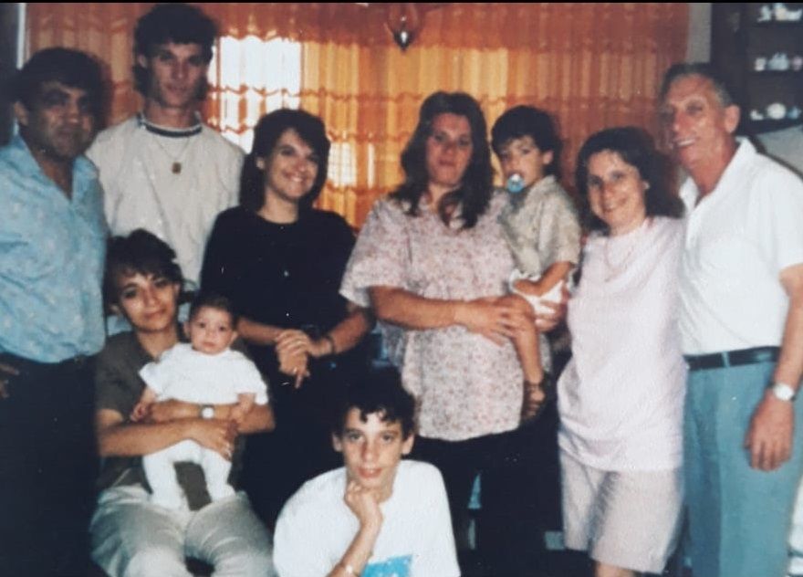 Arka sıra - Rafi- Shlomo - Ben - Ester - Liran - Sara - İzak - Ön sıra: Levana, Sapir, Yako (Kobi)